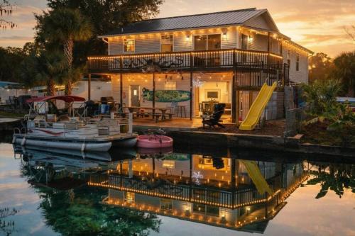 Waterfront Weeki Wachee Home w/Dock & Game Room!