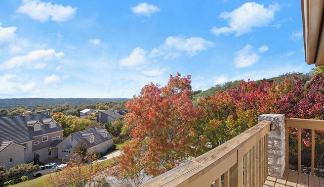 West Austin Retreat, Hill Views, Fireplace & Near Downtown