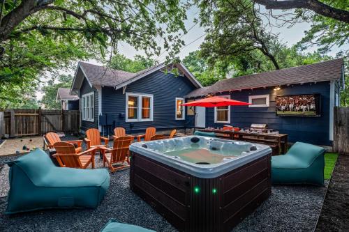 Western Tailgate -Sleeps 15 Hot Tub Bocce by UT