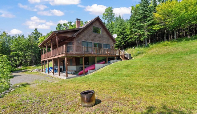 Whippoorwill - Wooded location, hot tub, close to downtown Oquossoc