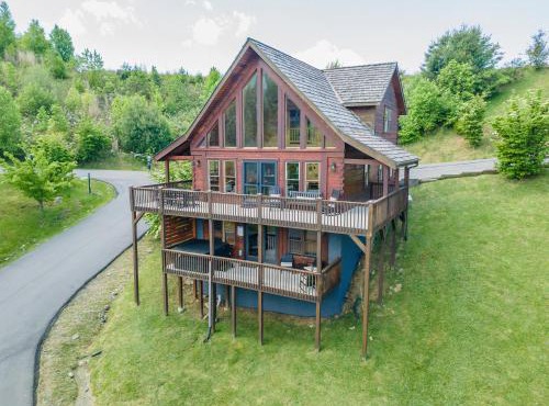 Whiskey Hills - Newly Remodeled Luxury Cabin with Hot Tub, Incredible Views close to Asheville, walk to Hatley Pointe & Ski!
