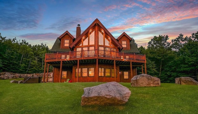 Wild View Lodge, Picturesque mountain escape, Hot Tub, Spacious living room