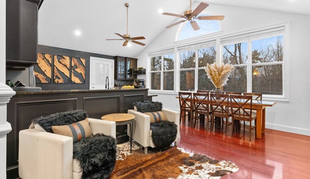 Wild, Wild West Side! Hot tub, Games, Dog Friendly