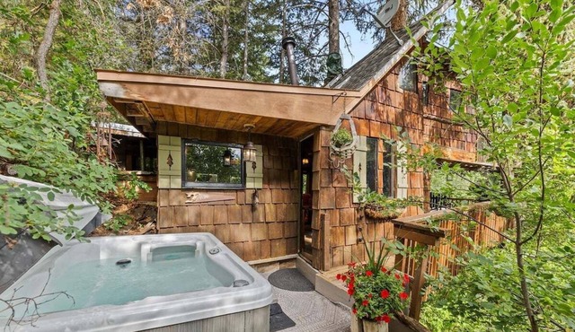 World Famous Rocky Mountain Treehouse | Hot Tub