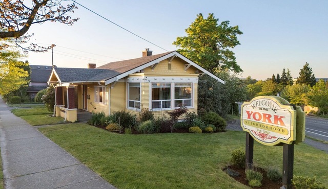 Yellow York House by Gather: Cozy Pet-Friendly Retreat w/Bike Storage