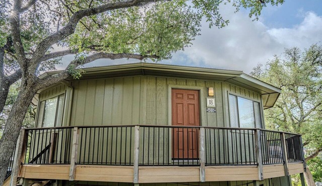 Yucca #18 - Treetop Haven with Pool Access