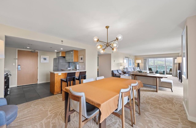 34th Floor Ala Moana Large Regal Suite - 2Br/3Ba, Book Now at Special Rate!