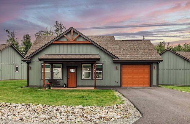 Stoneridge Place Cottage Retreat Garage 