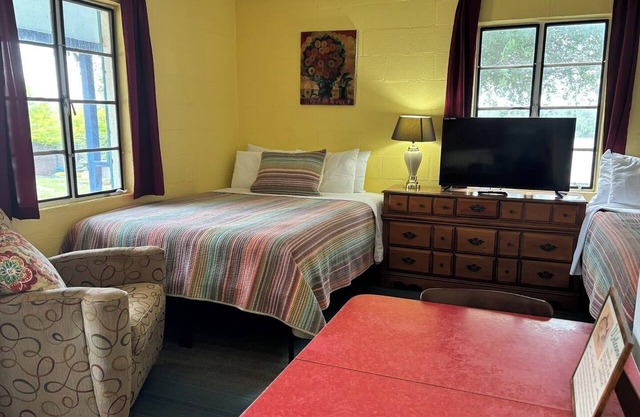Sunfish Studio 1: Kingsland Pet Friendly with Pool!