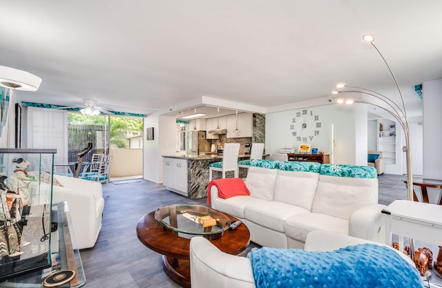 Top Remodel of a gorgeous Diamond Head Oceanfront Lanai Condo - Sleeps 4