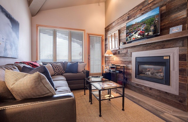 TR1302 | Nicely Updated Condo | Ski Lockers | A/C | 10 Hot Tubs