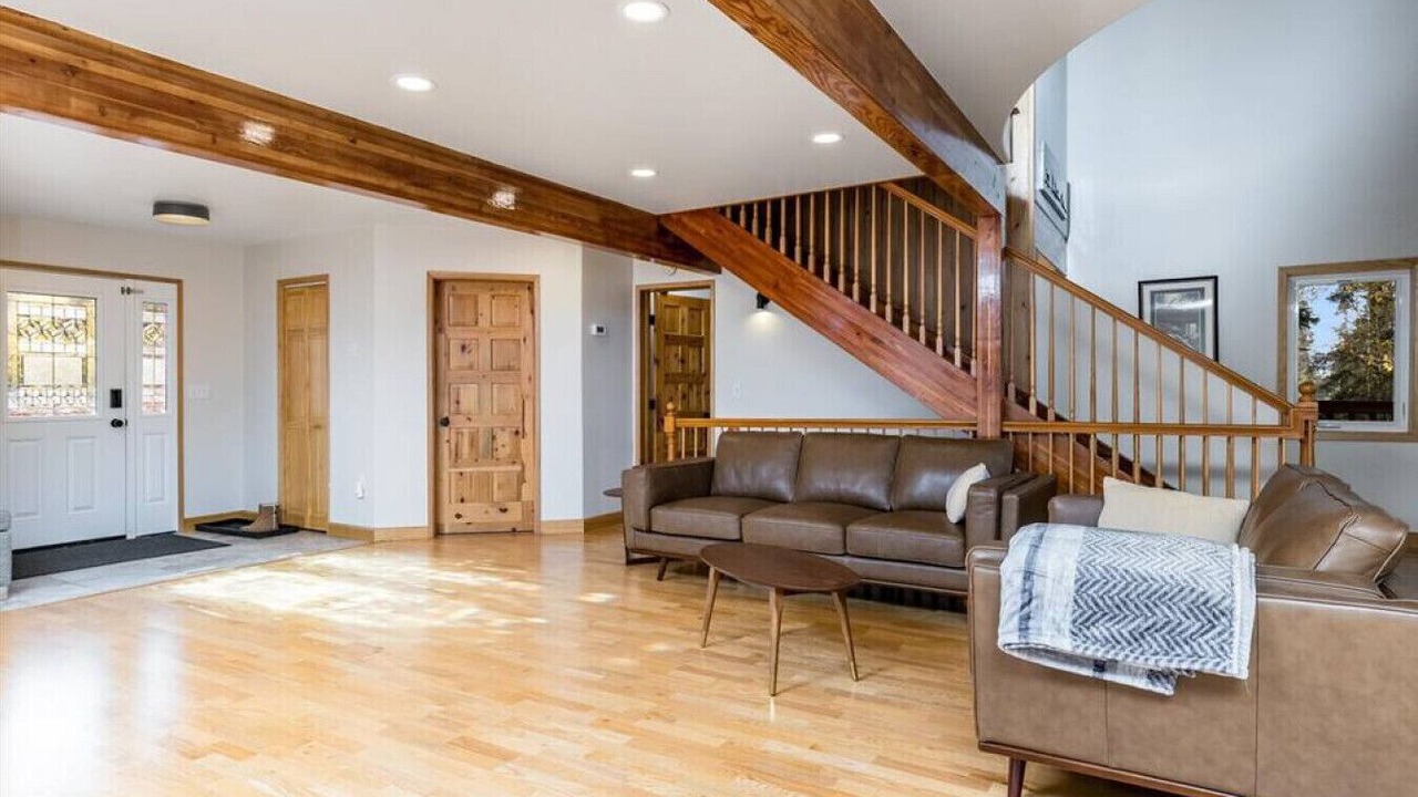 Photo of Livingroom in Taku - Campbell
