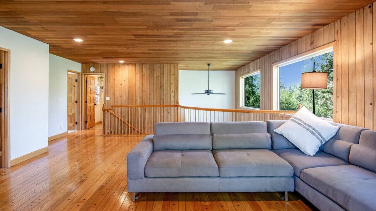 Photo of Livingroom in Taku - Campbell