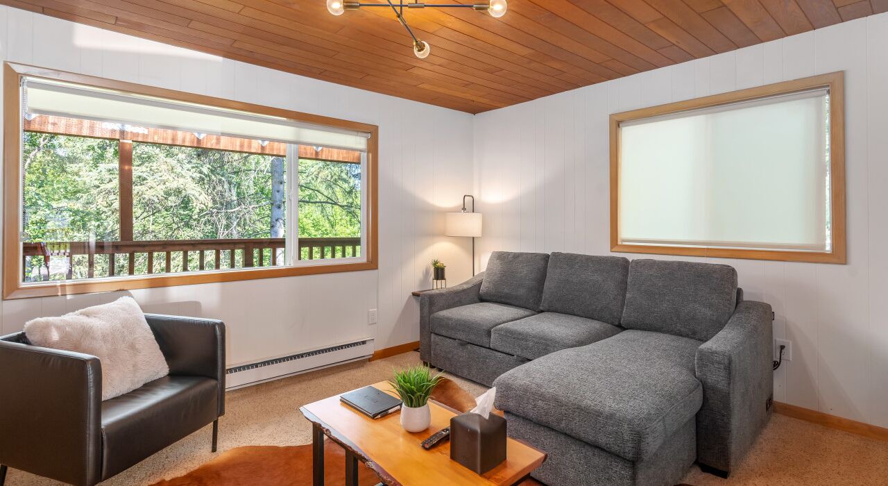 Photo of Livingroom in Taku - Campbell