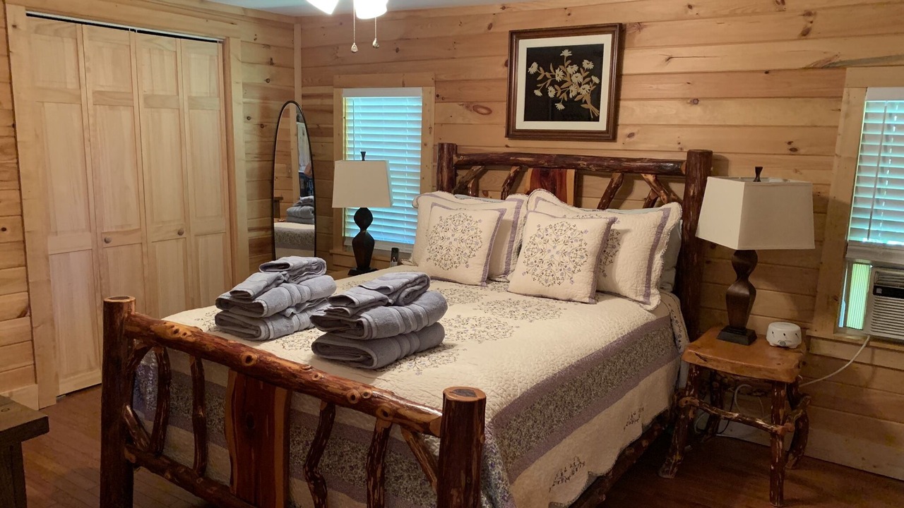 Photo of Bedroom in Roan Mountain