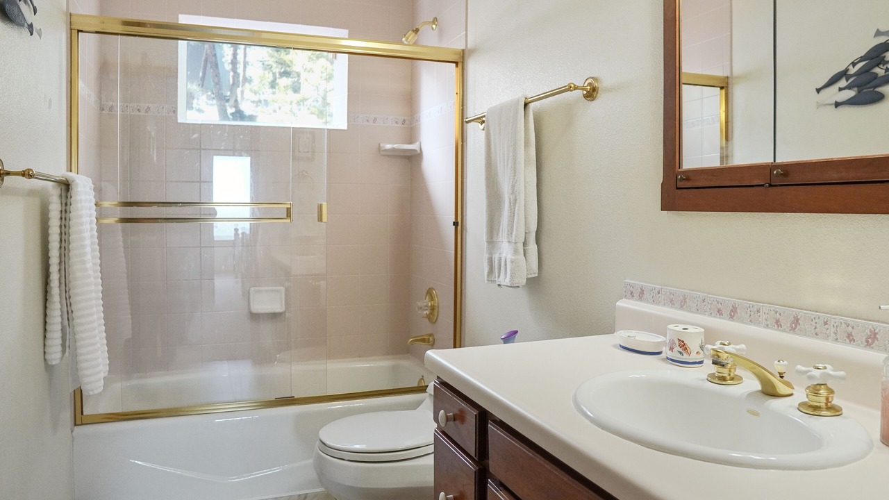 Photo of Bathroom in Richmond Hill Corridor