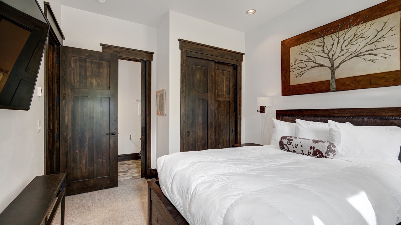 Photo of Bedroom in Peak 8