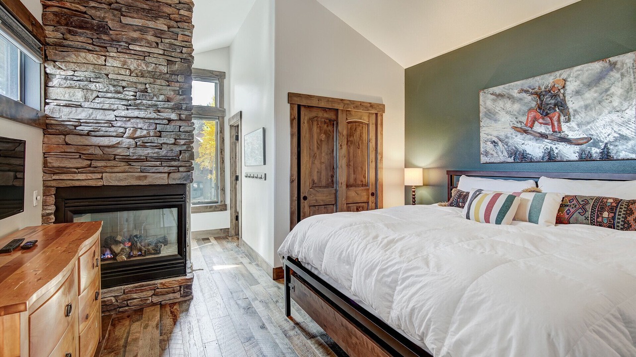 Photo of Bedroom in Peak 8