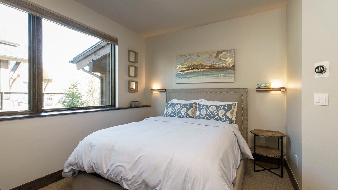 Photo of Bedroom in Peak 8