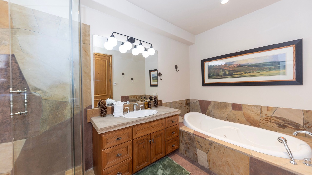 Photo of Bathroom in Four O'Clock