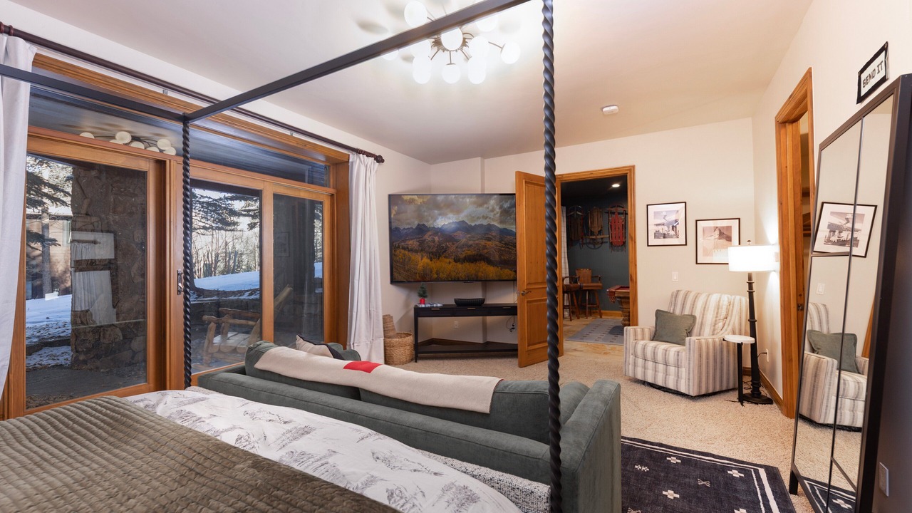 Photo of Bedroom in Four O'Clock