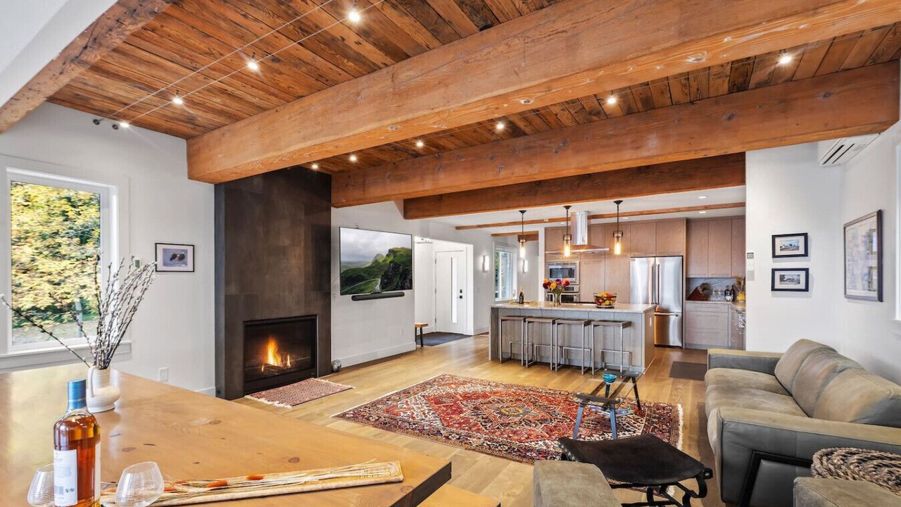 Photo of Livingroom in Northeast Bellevue