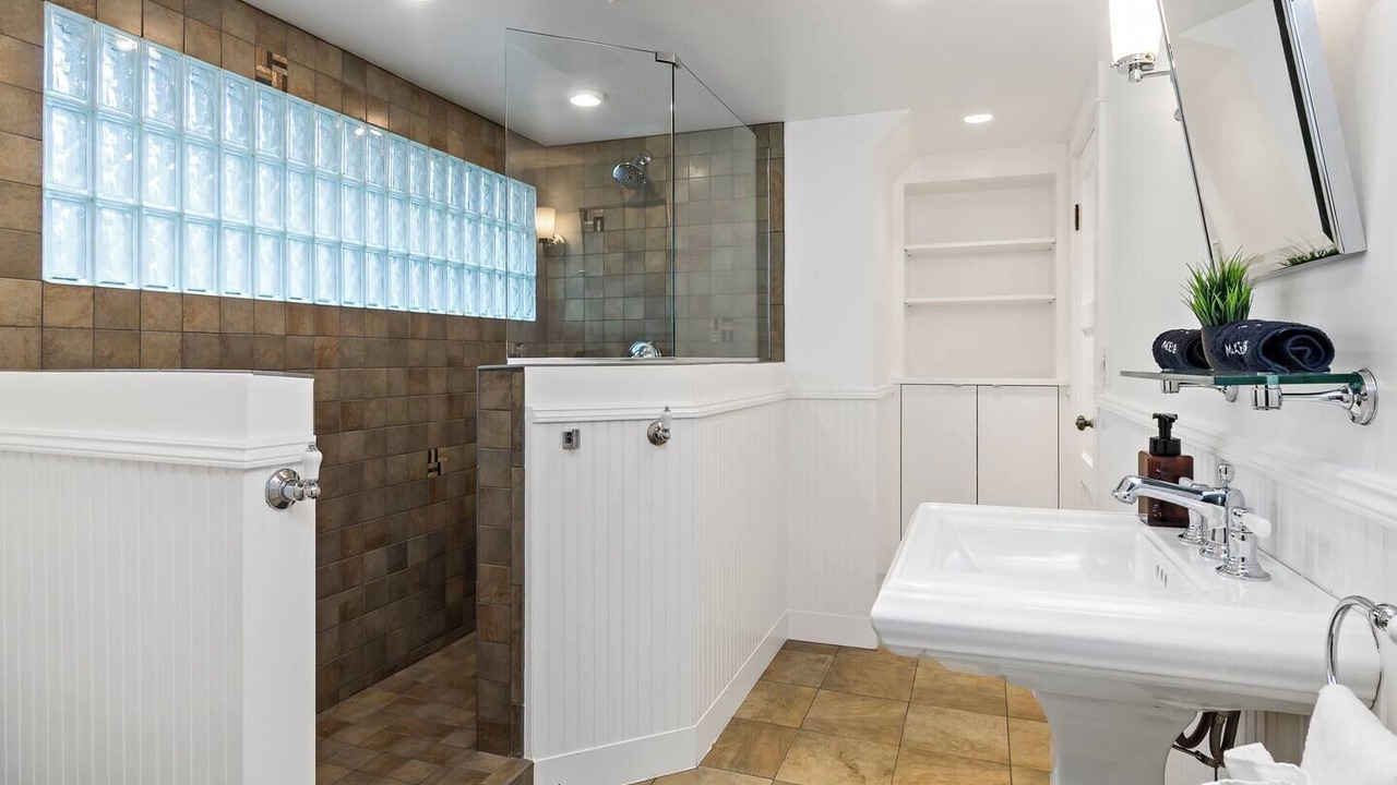 Photo of Bathroom in Broadway