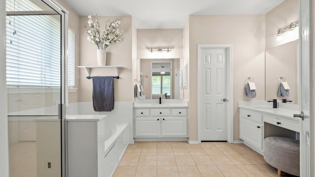 Photo of Bathroom in Lake Pointe