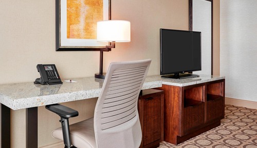 Room, 1 King Bed (Mobility/Hearing Access, Roll-In Shwr)