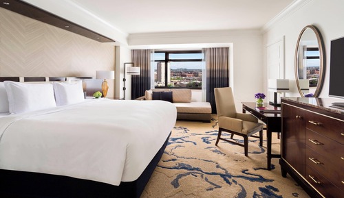 Executive Suite, 1 Bedroom (Mobility/Hearing Access, Roll-in Shwr)