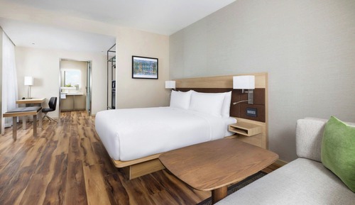 Deluxe Room, 1 King Bed, City View