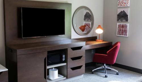 King Room with Roll-In Shower - Mobility and Hearing Access/Non-Smoking