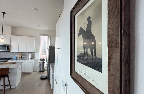 West Oak Hill House | Location, Location, Location3-bedroom modern house in charming South Austin