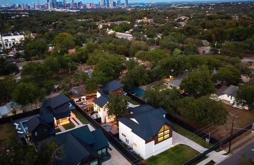 South Lamar Villa | Villa Sleeps 26, Mins to DT, Pools, Movies, Games