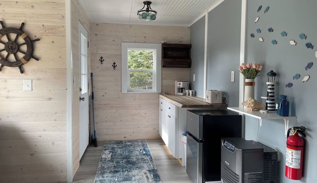 Dry cabin and 2 horse stalls, ride your horse on the Beach in Homer.